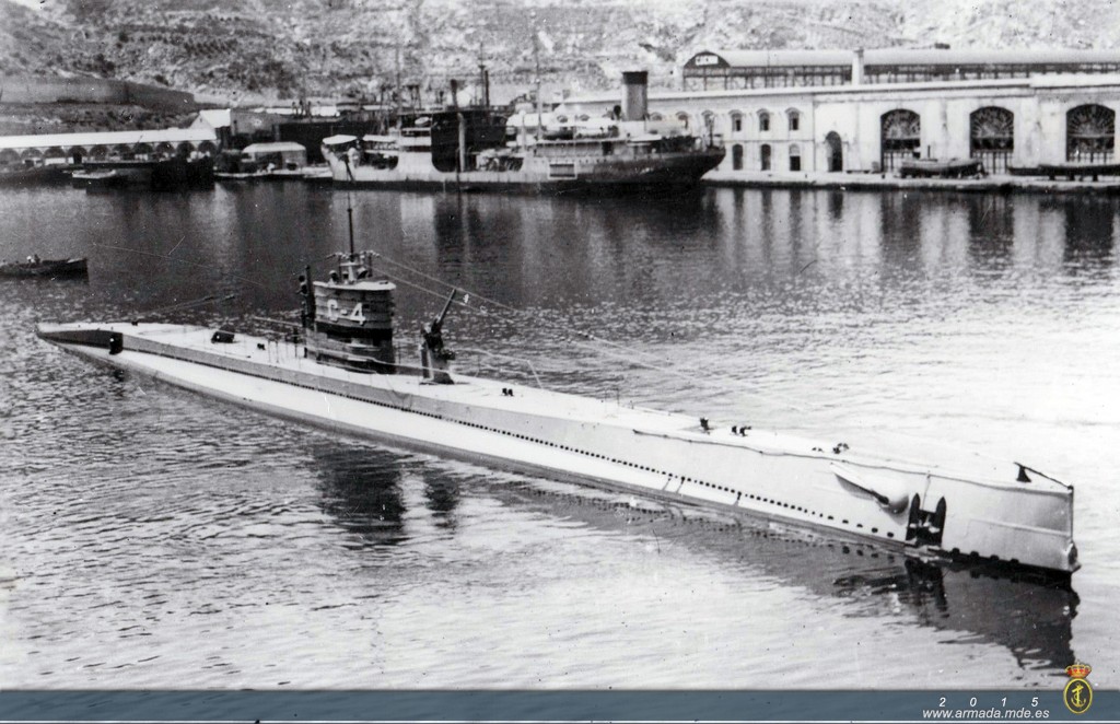 1943. Submarino C-4 a comienzos de los años 40. Se ve un mercante con la bandera española al costado